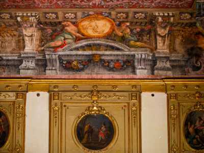 ...il tutto �sorretto� da finte mensole dove, sedute su degli architravi, troviamo figure femminili...